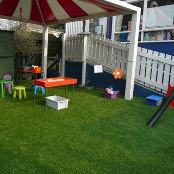 Искусственная трава для детской площадки - фото